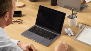 Homem ultilizando a Casa Trade
